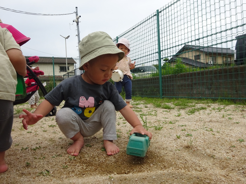 車の玩具で遊んでいる男の子