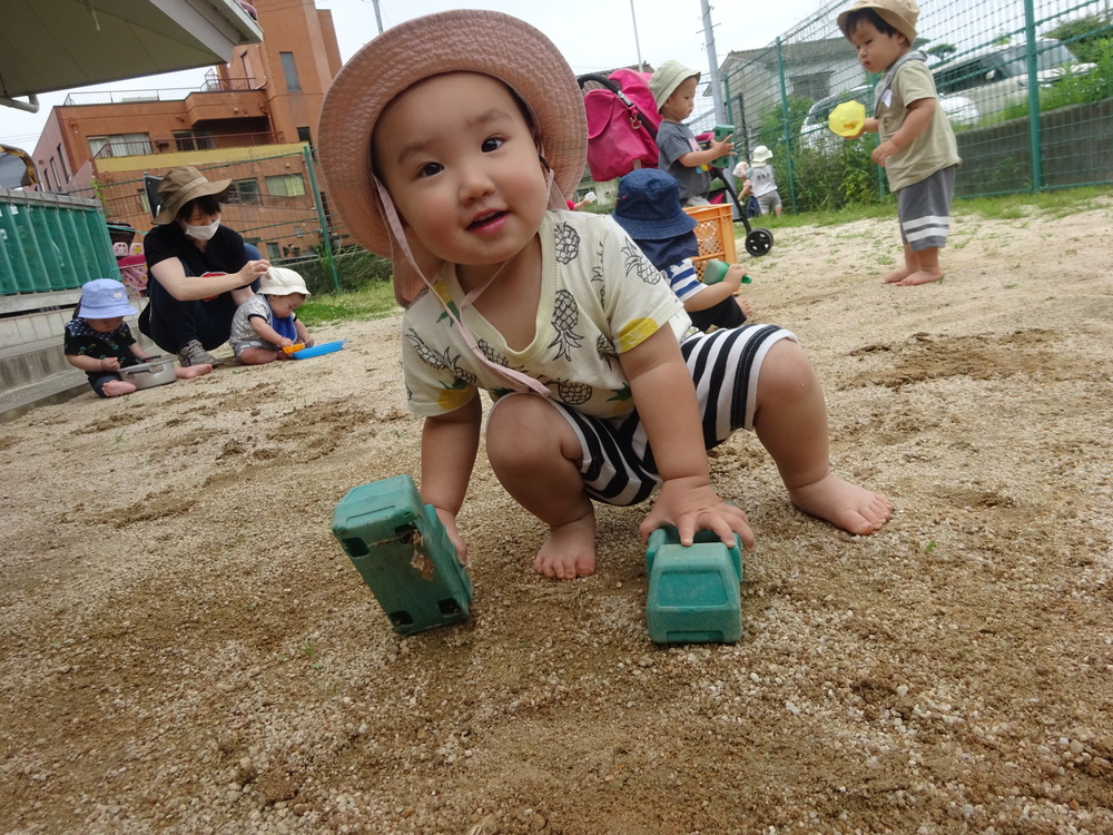 車の玩具で遊んでいる男の子