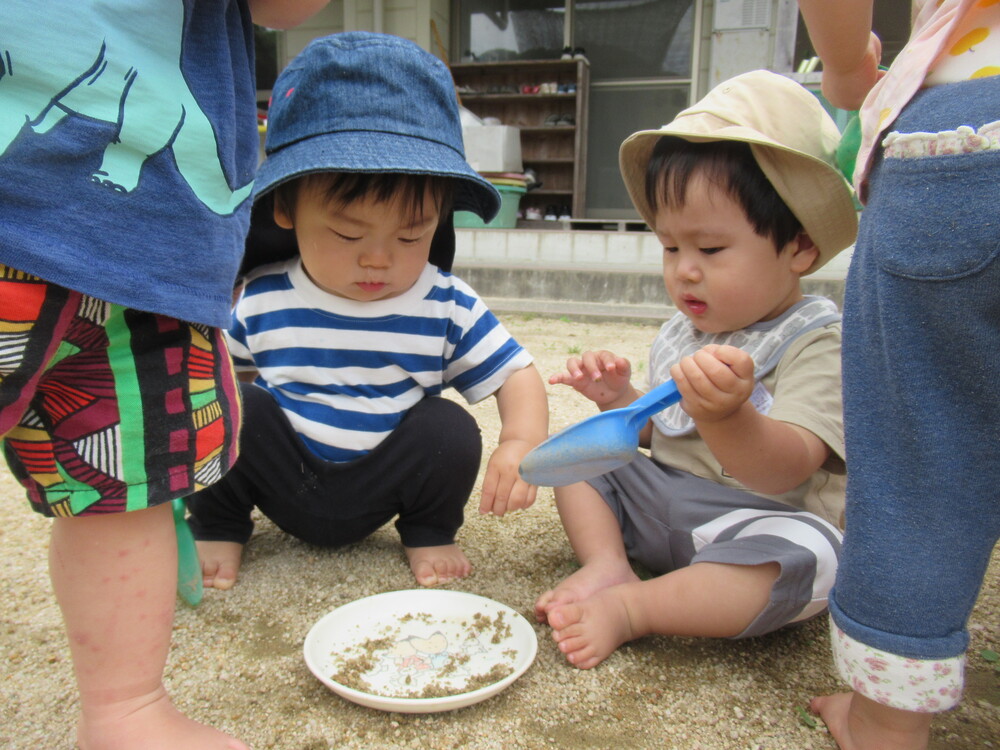 お兄さんと一緒に遊ぶ子ども