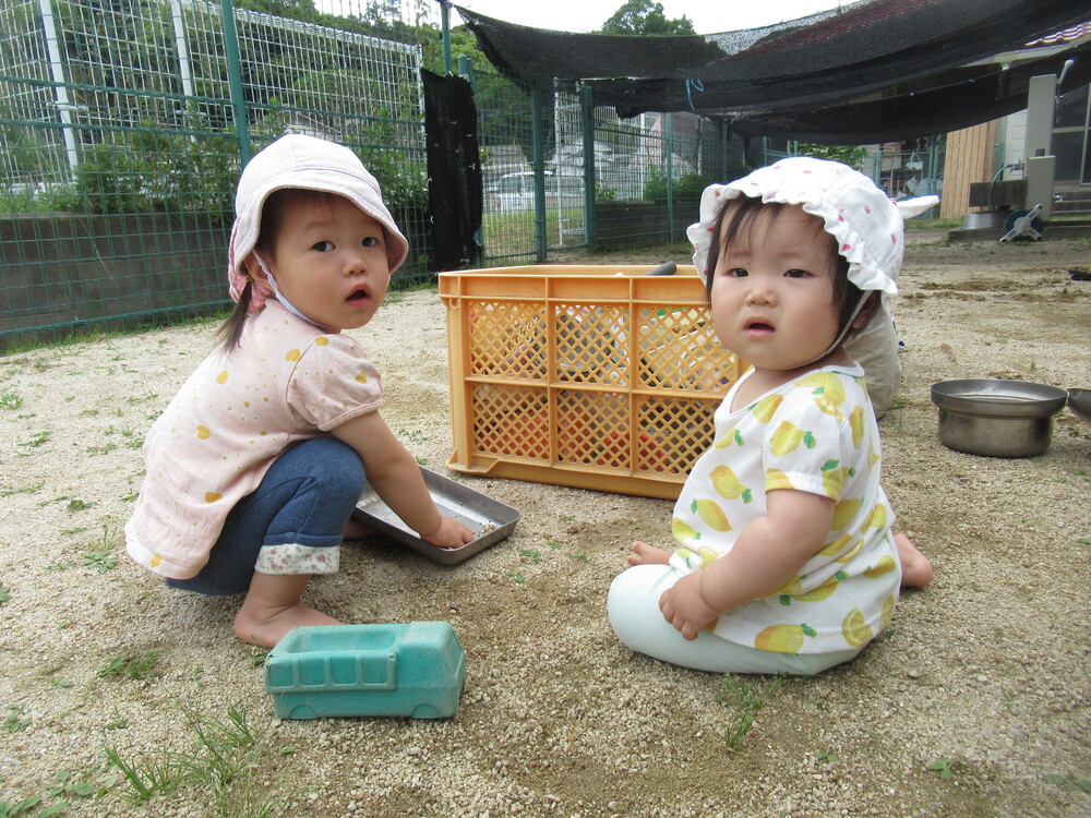 お姉さんと遊ぶ子ども