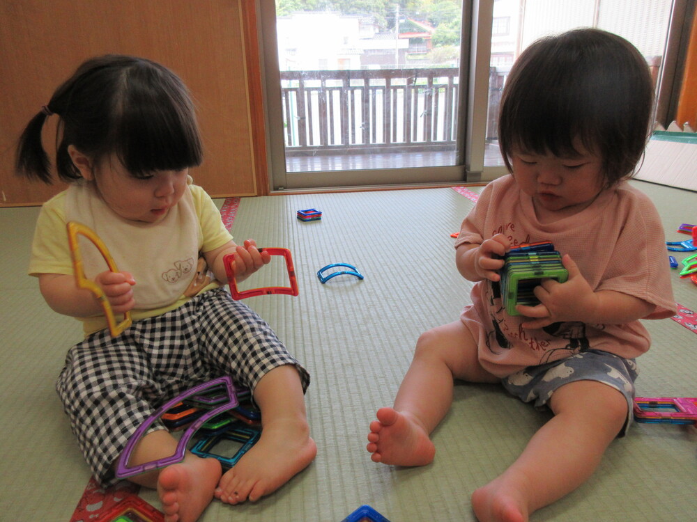 マグブロックで遊んでいる２