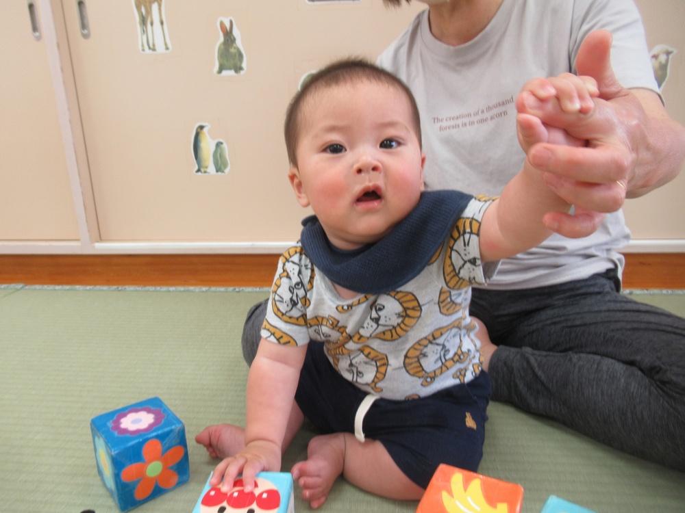 男の子が手作りおもちゃで遊んでいる