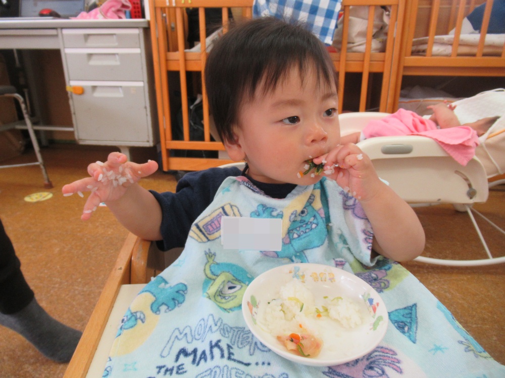 男の子が給食を食べている