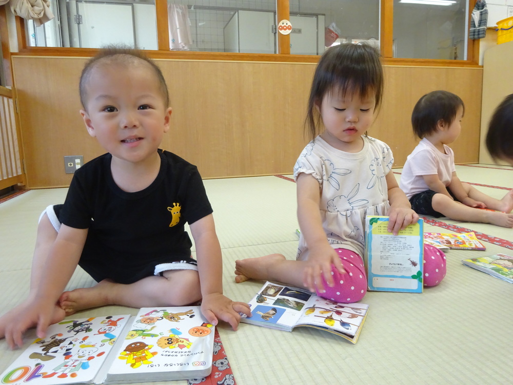 図鑑を見る子ども