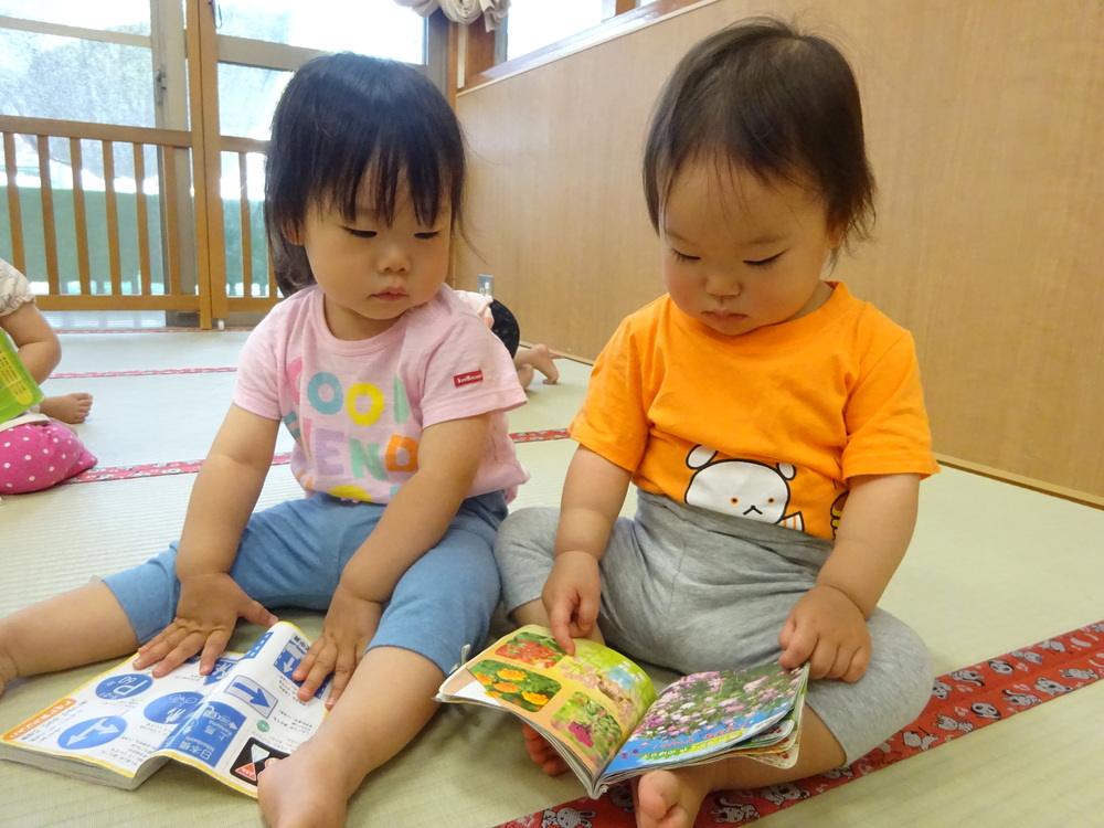 図鑑を見る子ども