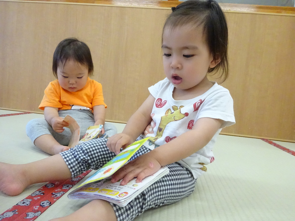図鑑を見る子ども
