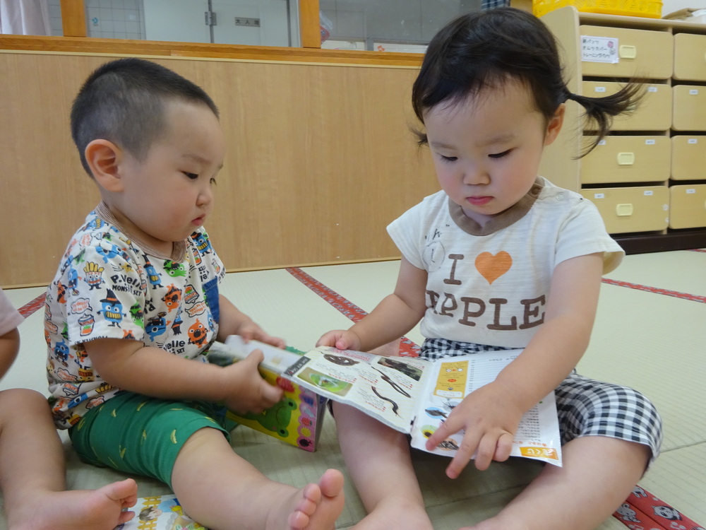 図鑑を見る子ども