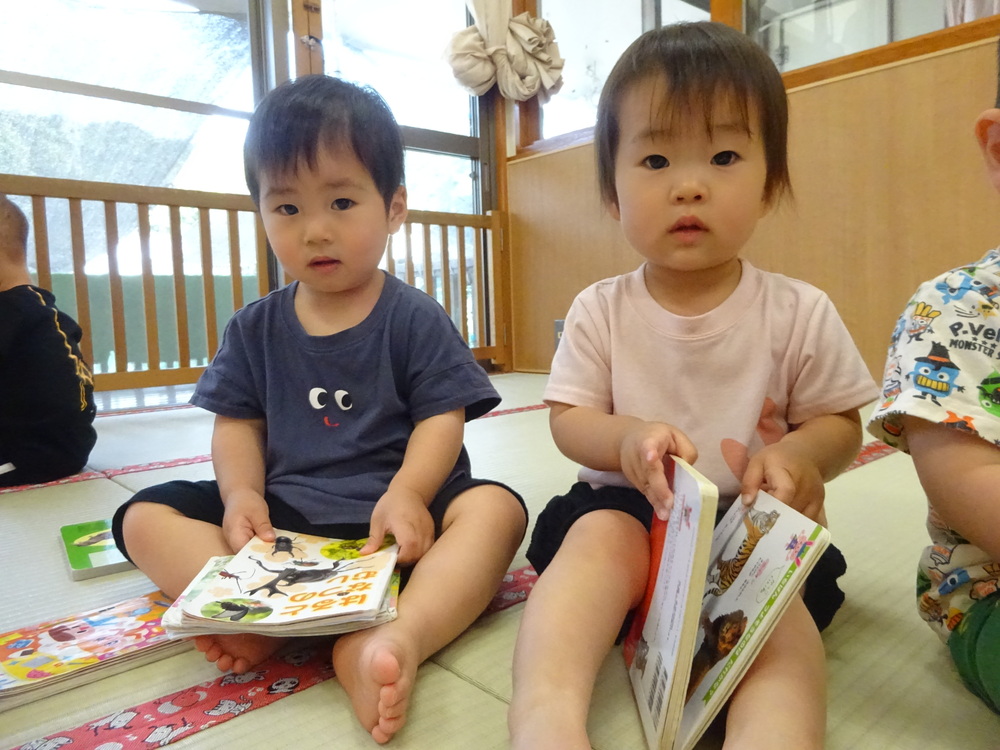 図鑑を見る子ども