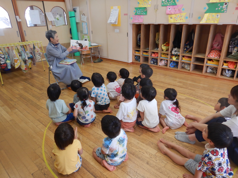 絵本の読み聞かせ