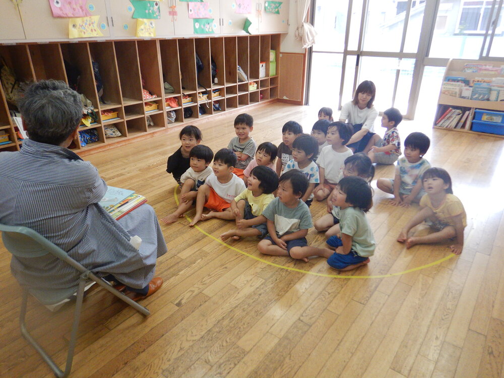 絵本の読み聞かせ