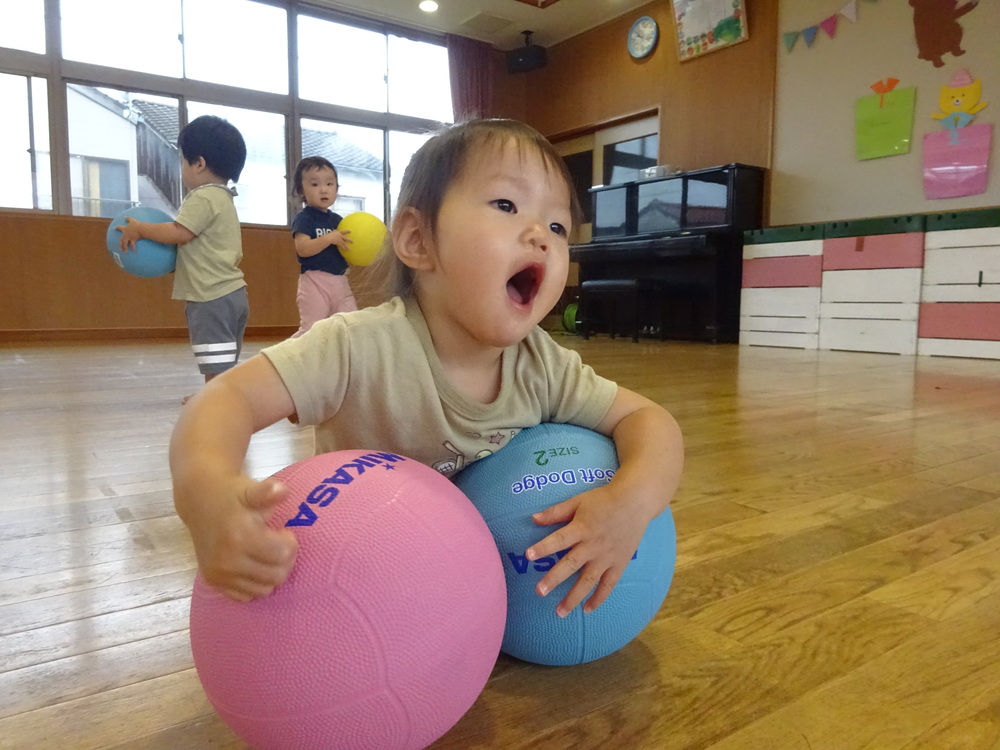 ボールで遊ぶ子ども