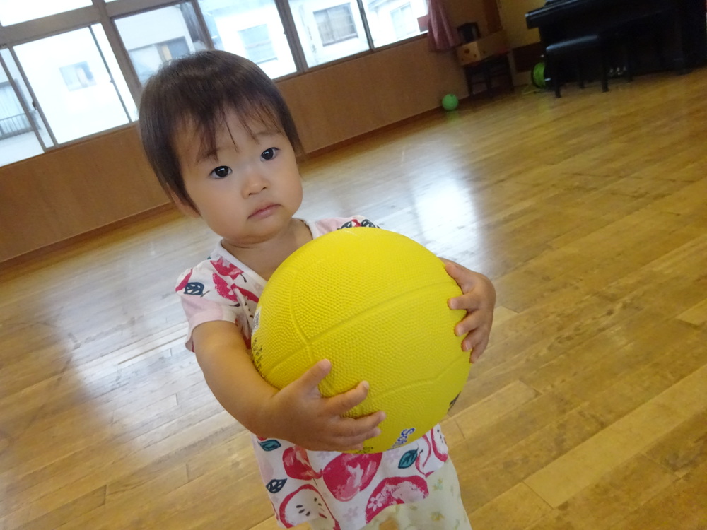 ボールで遊ぶ子ども