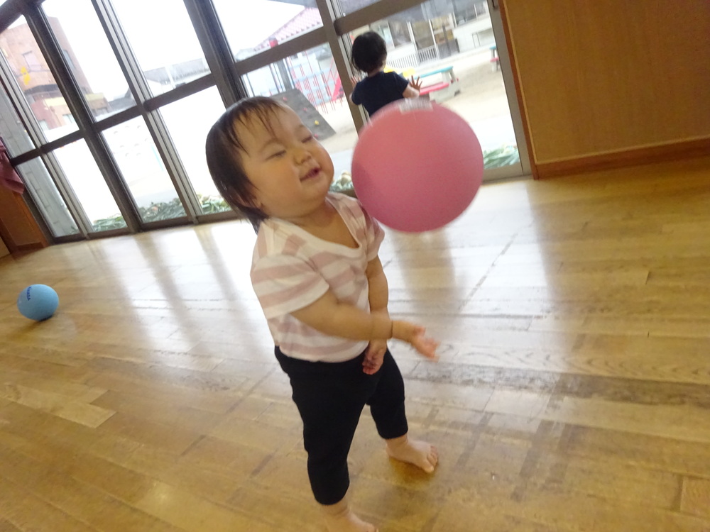 ボールで遊ぶ子ども