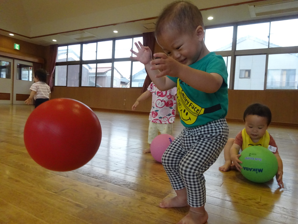 ボールで遊ぶ子ども