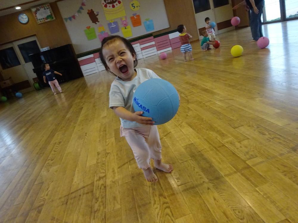 ボールで遊ぶ子ども