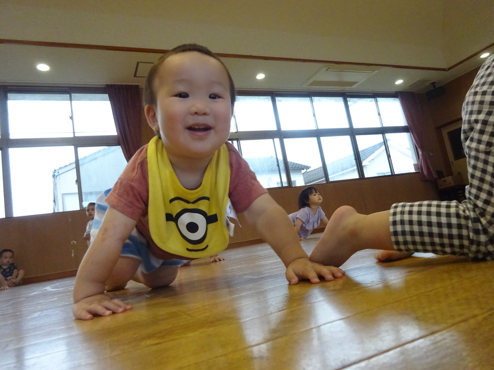 ボールで遊ぶ子ども