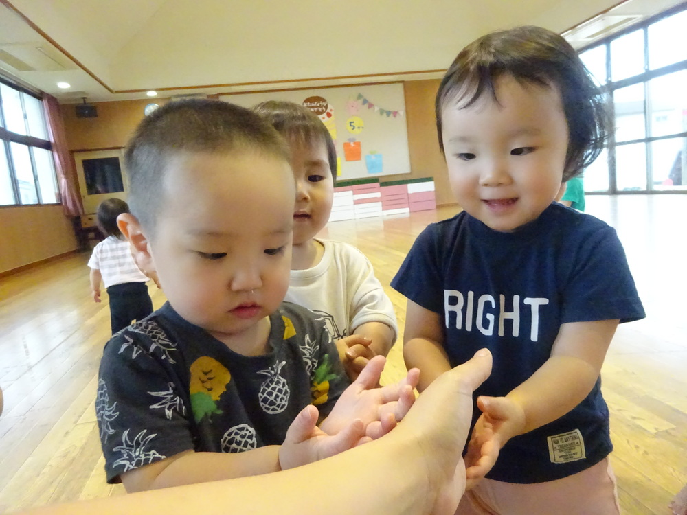 リズム運動をする子ども