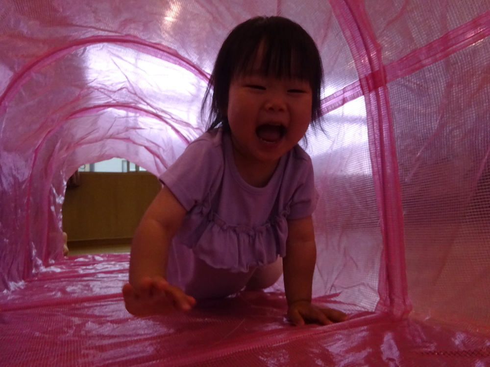 トンネルを楽しむ子ども
