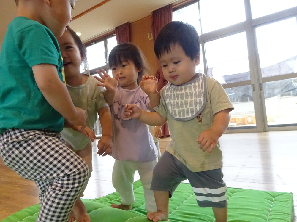 マットの山のwoぼる子ども