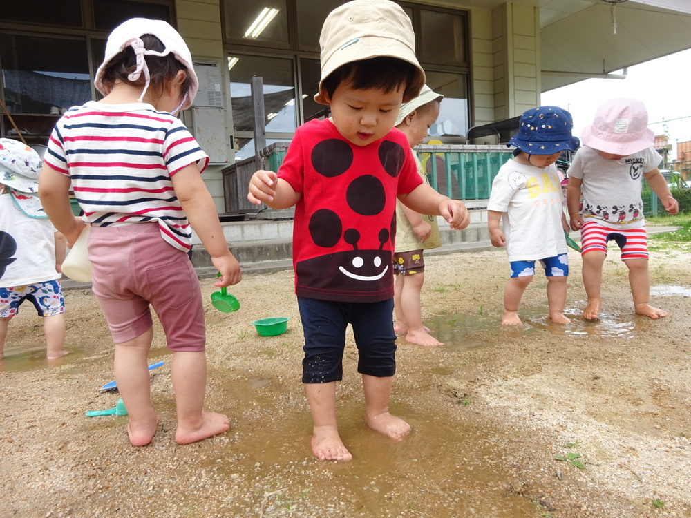 水たまりに入っている男の子