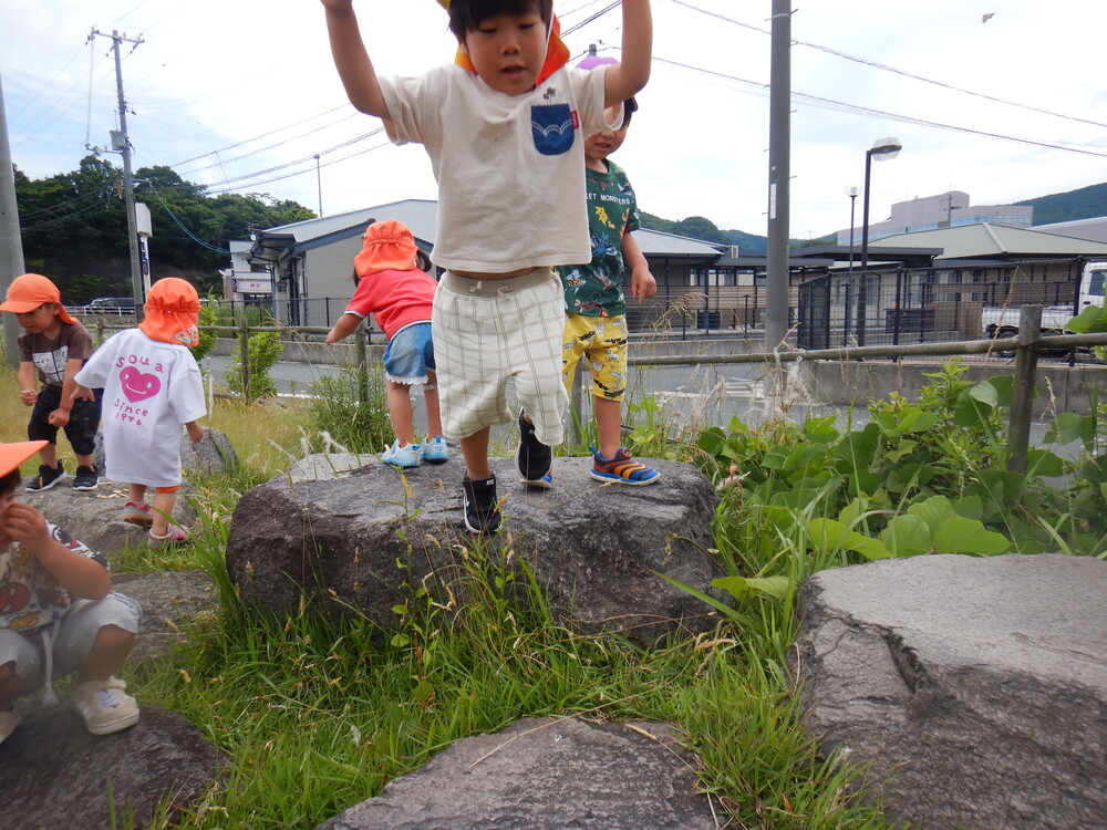 ジャンプする子ども