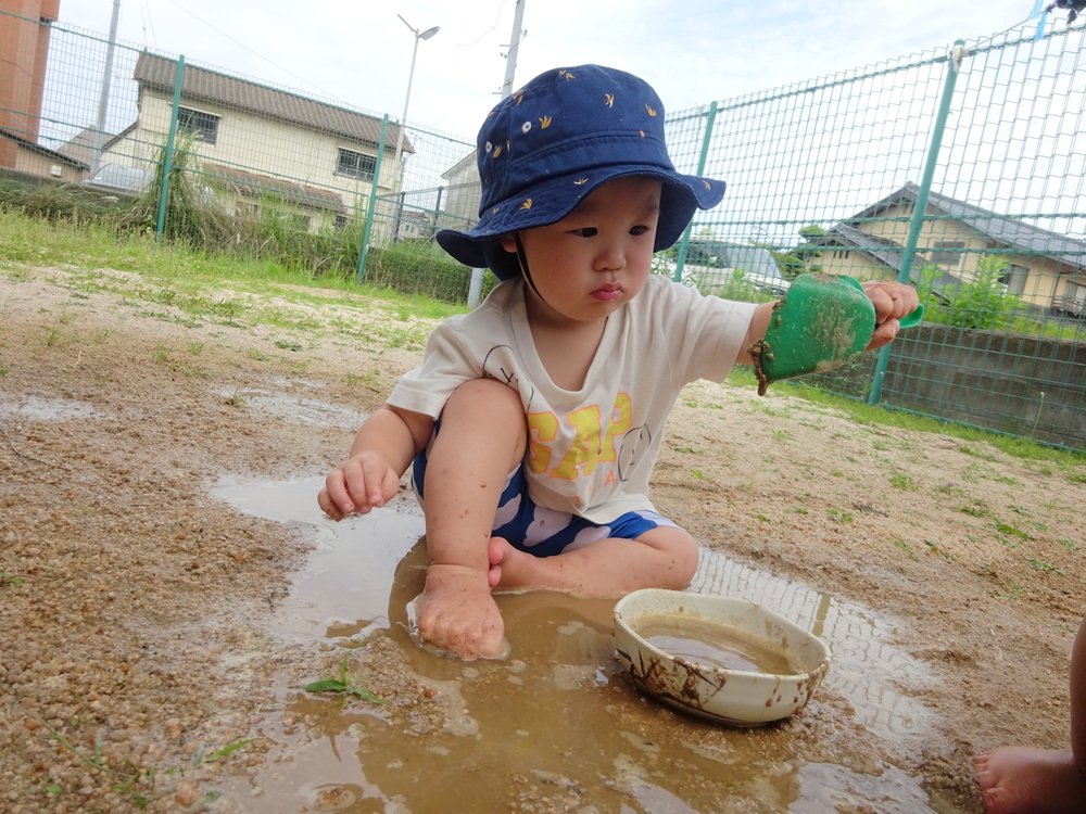 泥んこ遊びをしている男の子