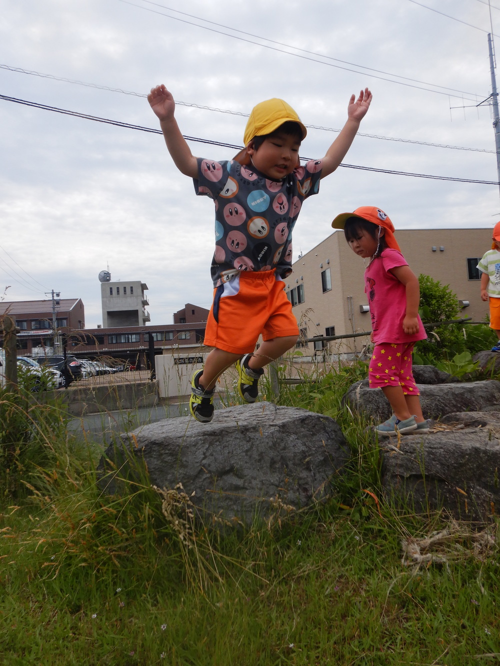 ジャンプをする子ども