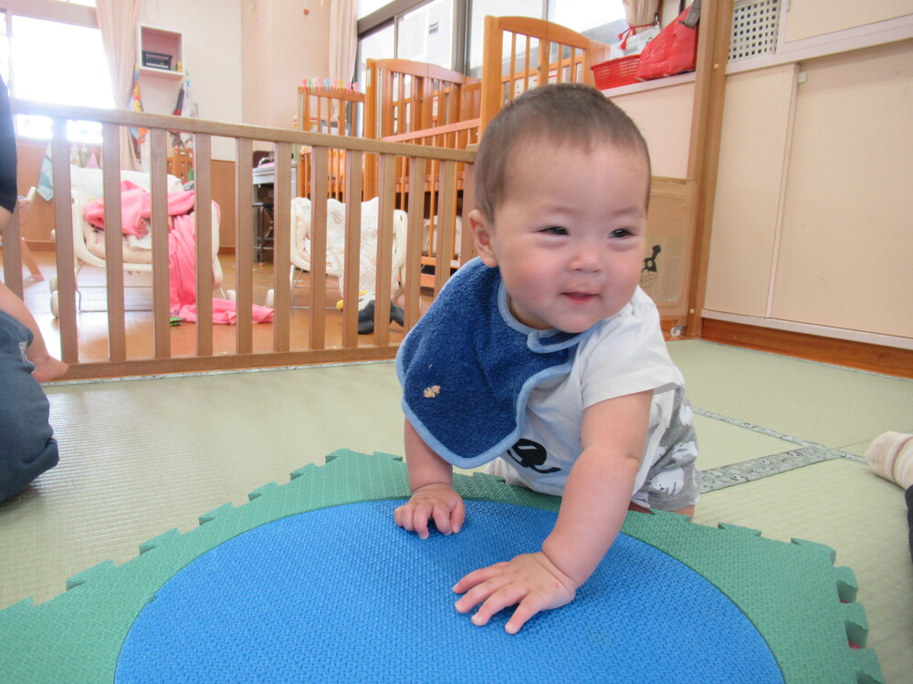 プラポイントの上に登ろうをしている子ども