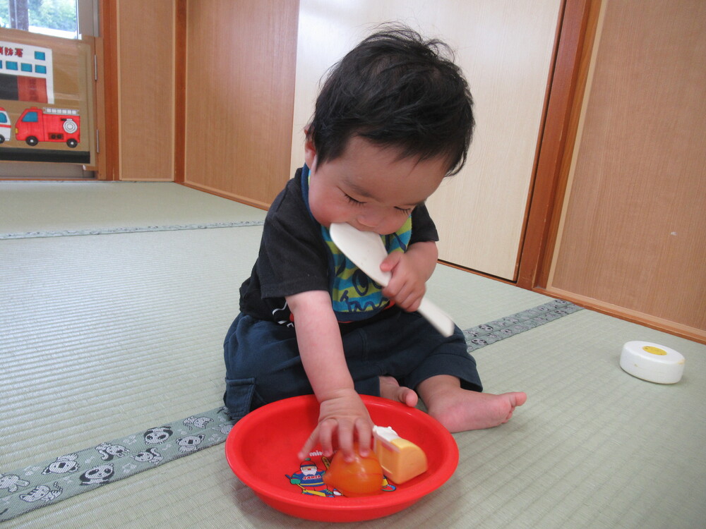 男の子がしゃもじで料理をしている