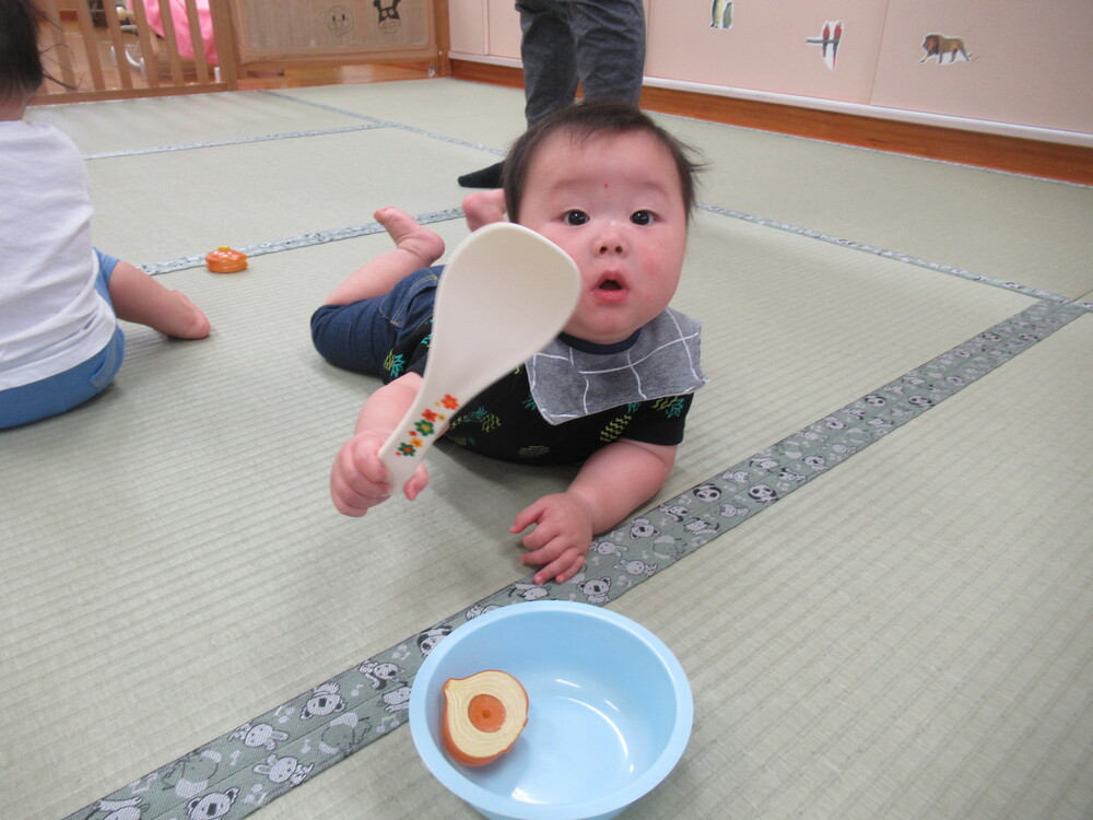 男の子がしゃもじを見せている