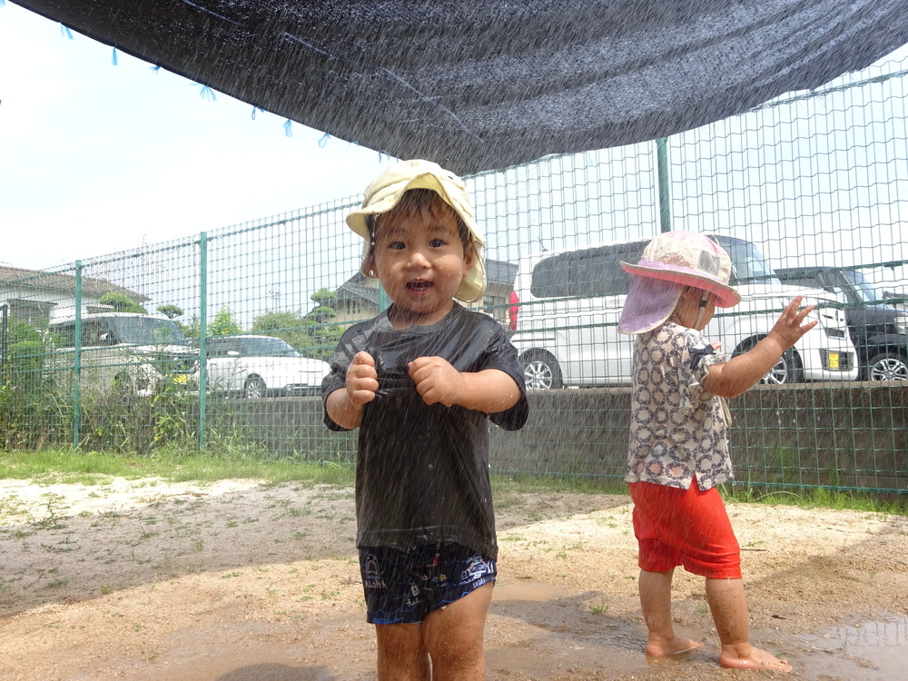 水遊びをする男の子