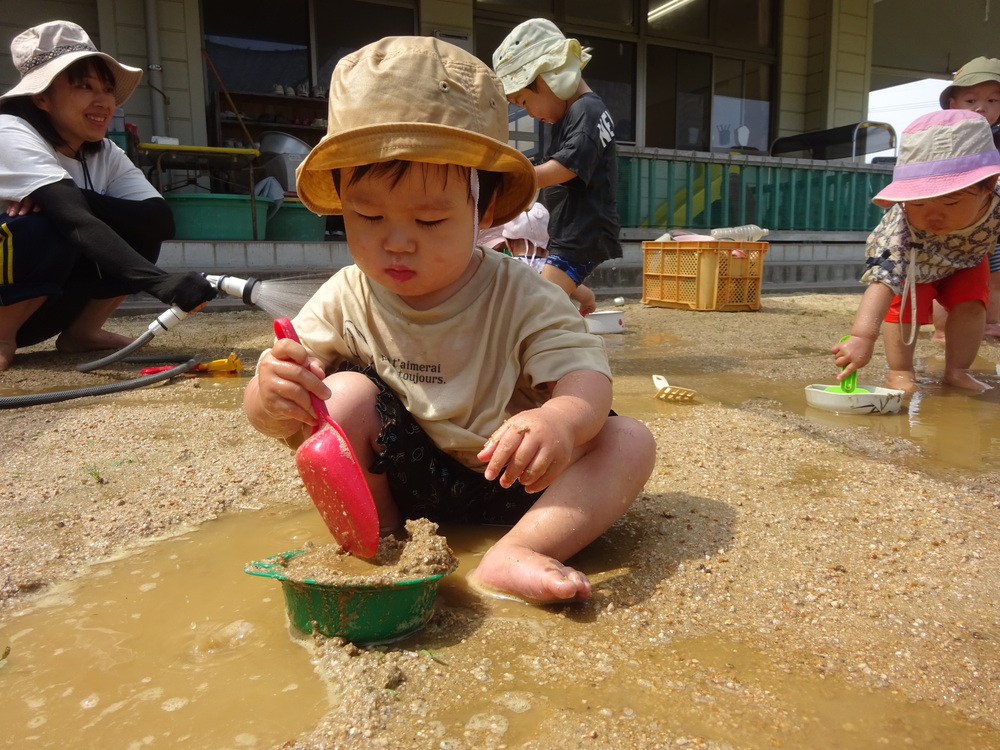 泥で遊ぶ男の子