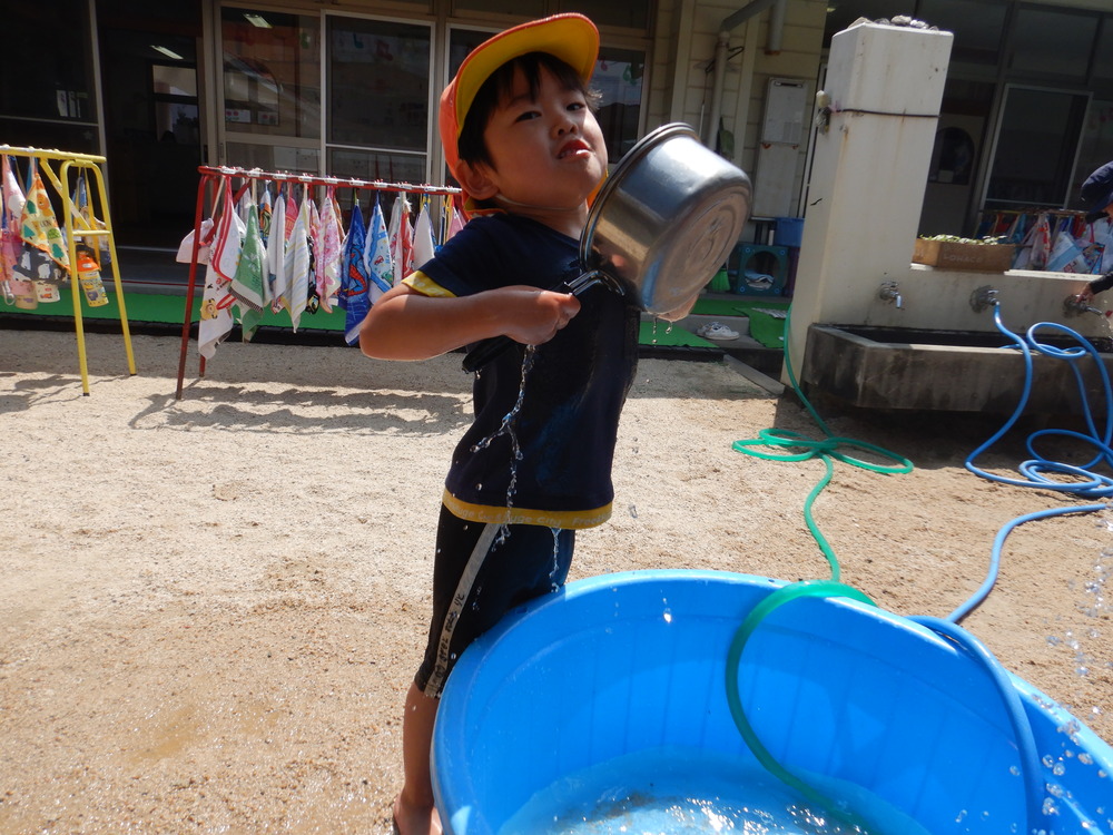 自分に温水をかける男の子