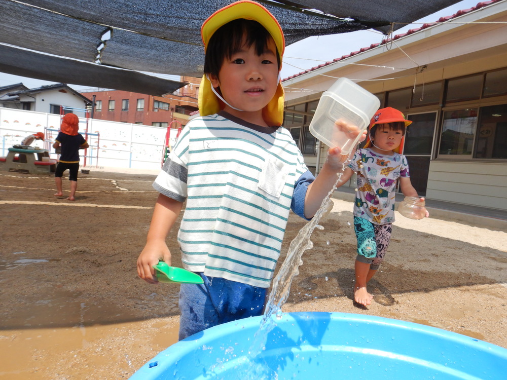 自分に温水をかける男の子