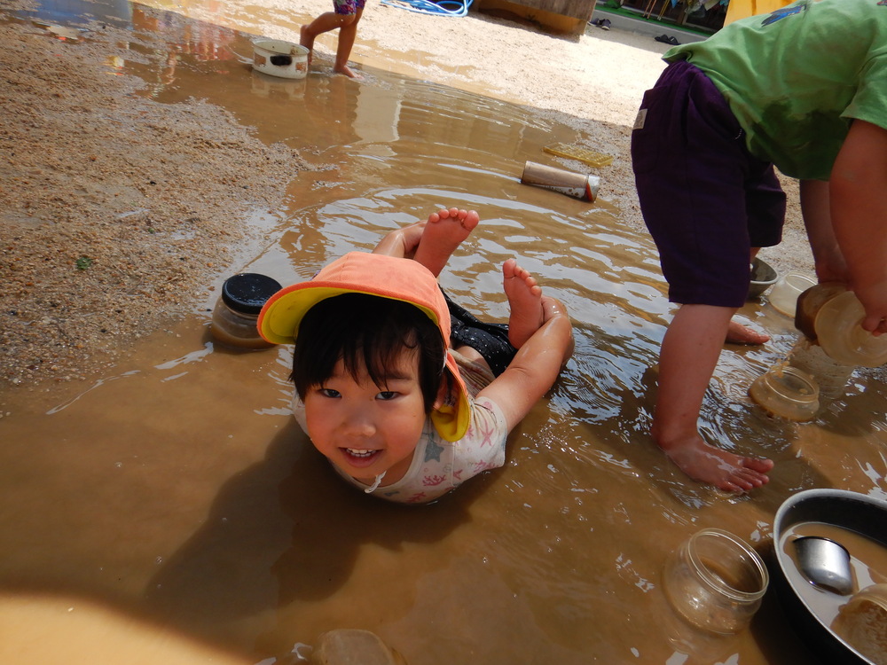 水たまりの中に寝転ぶ男の子