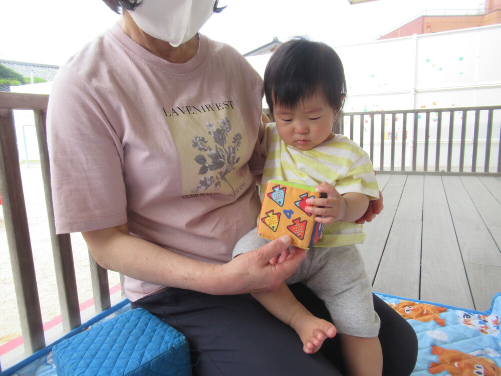 積み木を見ている様子