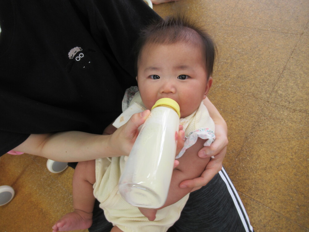 ミルクを飲む子ども