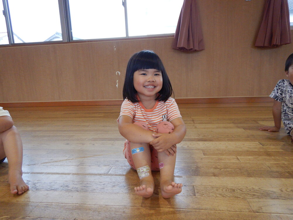 褒められて笑っている