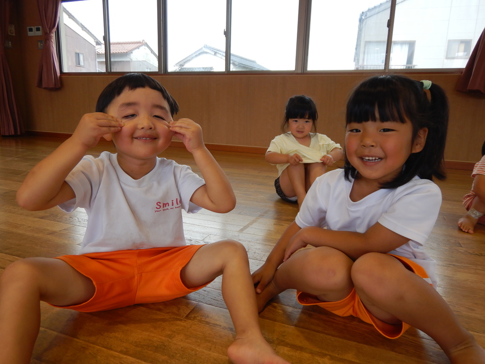 褒められて笑っている