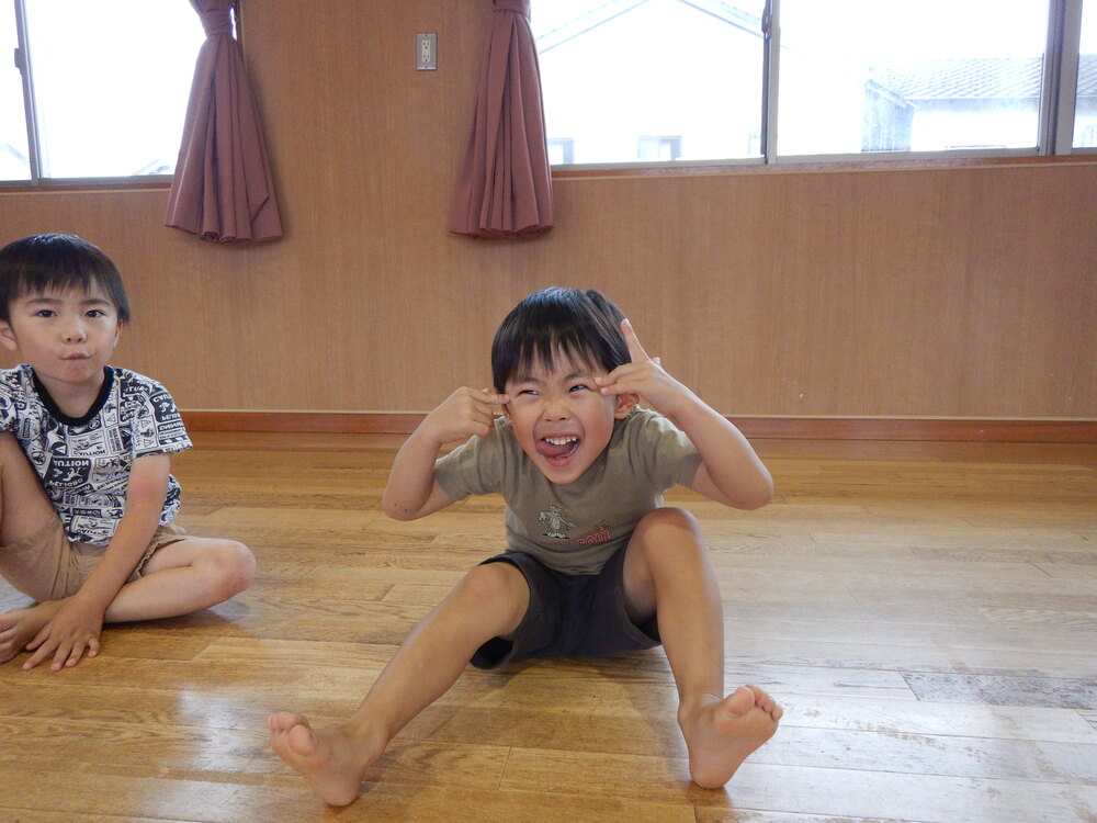 褒められて笑っている