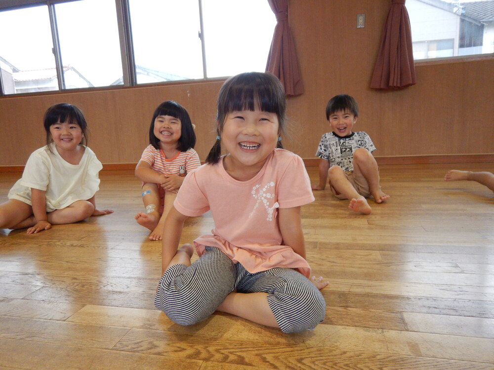 褒められて笑っている