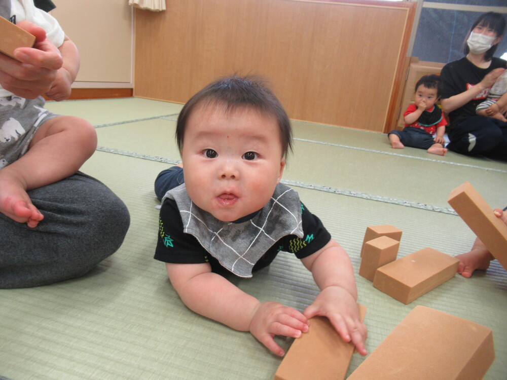 ソフト積み木で遊ぶ子ども