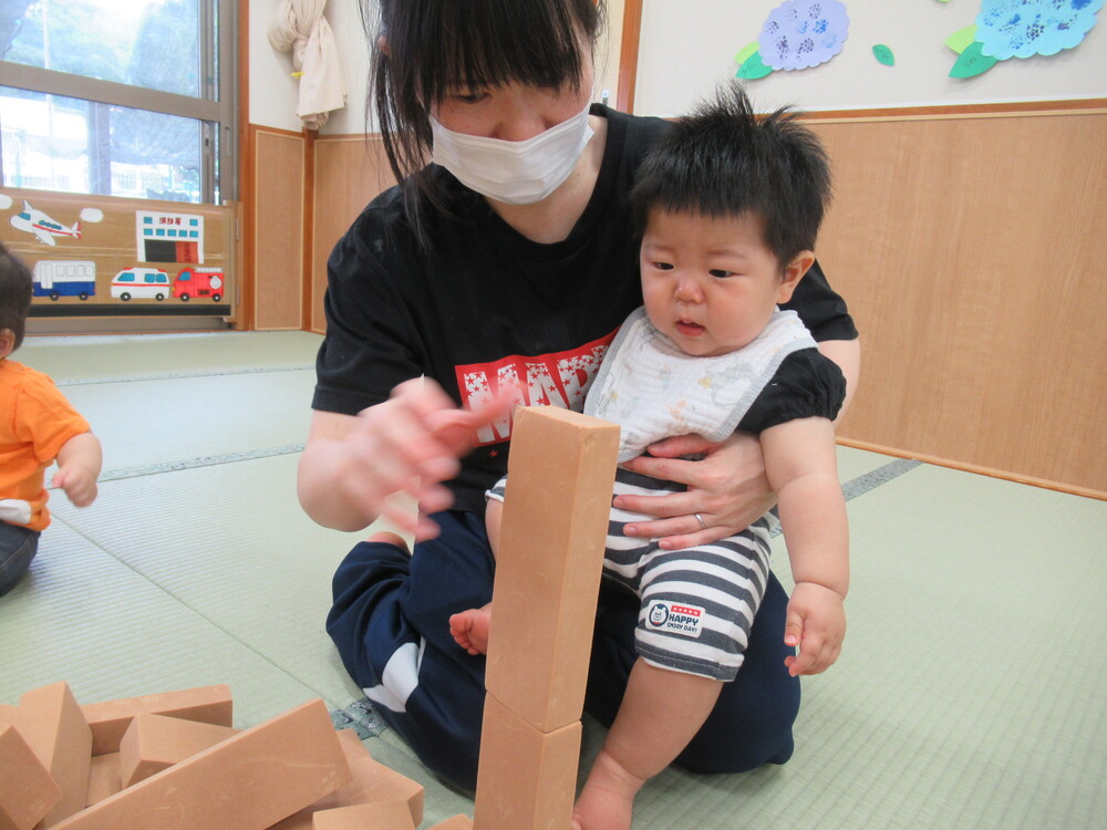 ソフト積み木を積み重ねて遊ぶ子ども