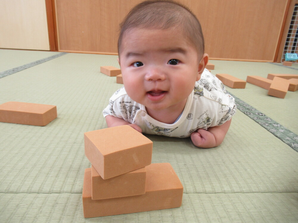 うつ伏せをする子ども