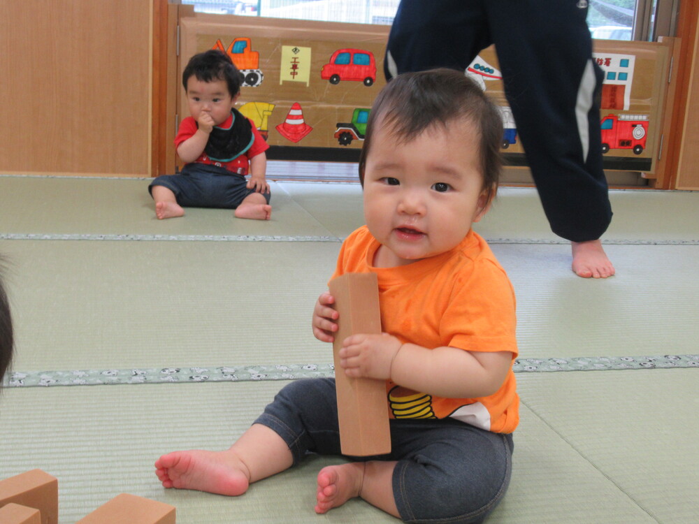 ソフト積み木で遊ぶ子ども