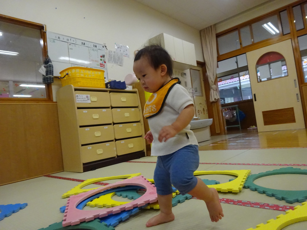 元気に走る男の子