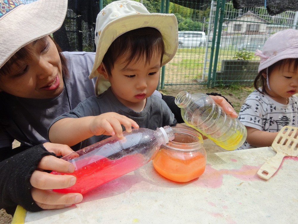 色水を混ぜて遊ぶ男の子