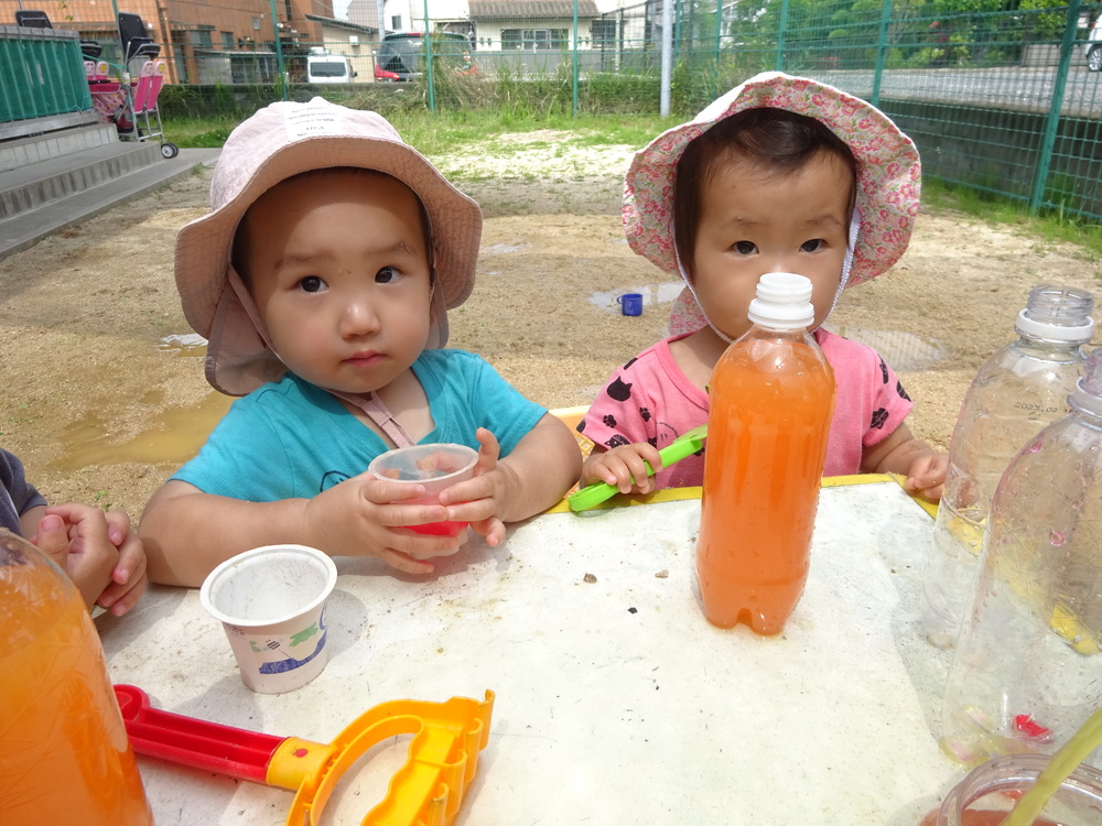 色水遊びをする子どもたち