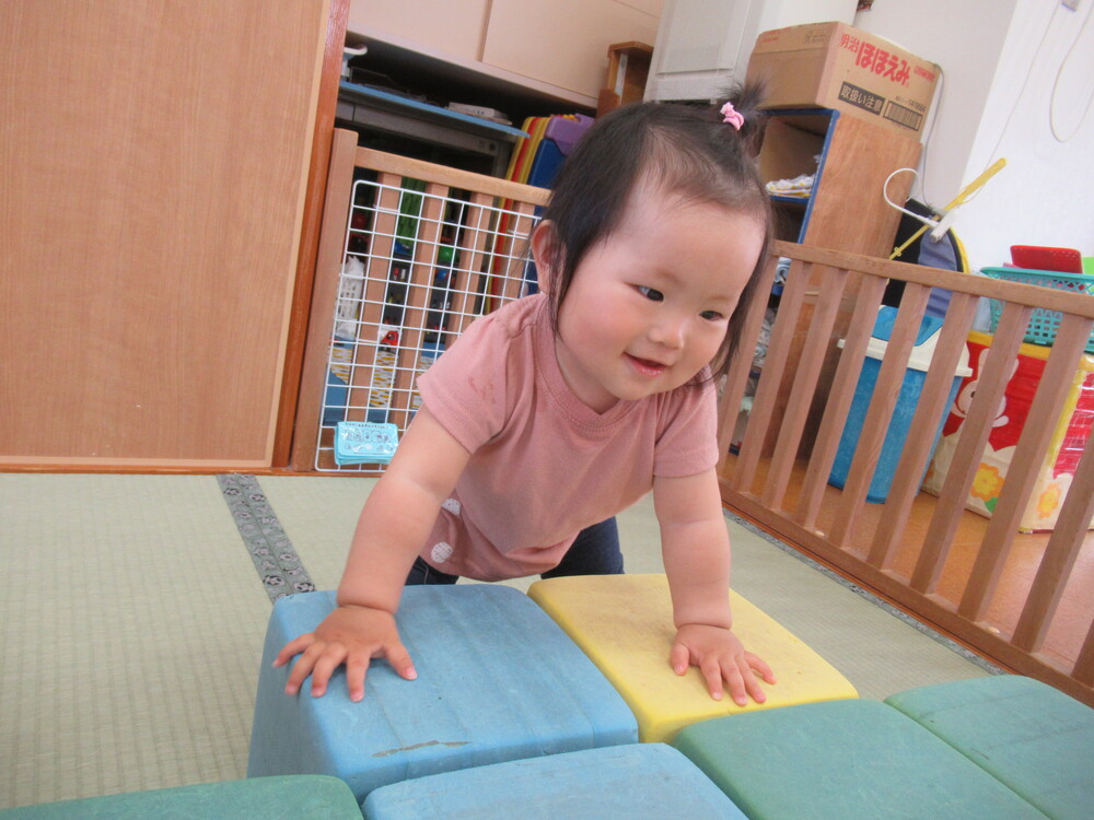 女の子がつかまり立ちをしている
