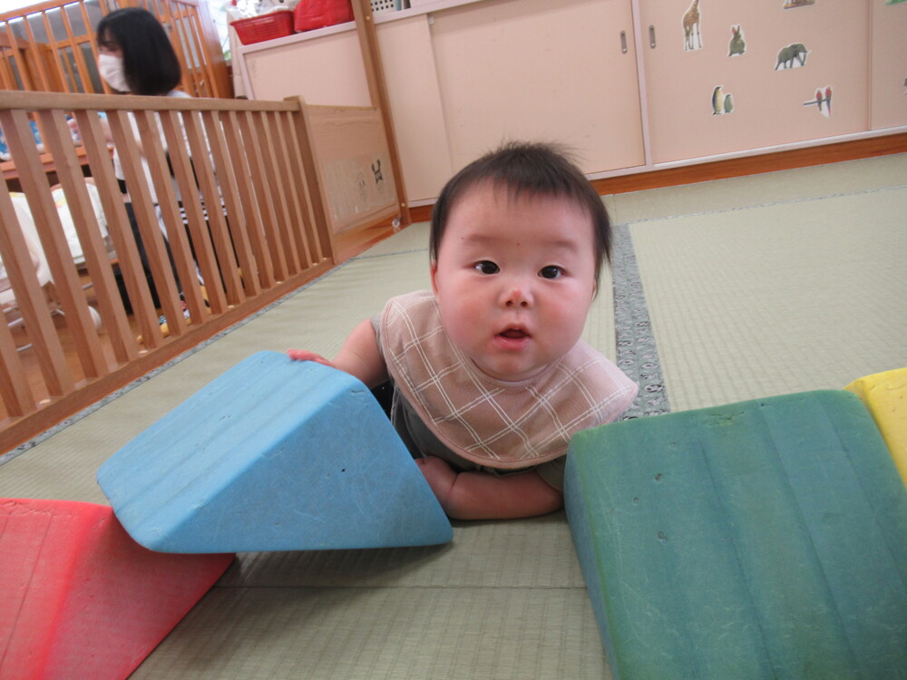 男の子がプラフォーミングで遊んでいる